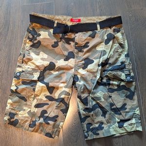 EUC Guess camo shorts